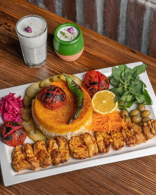 غذای ایرانی خوش‌طعم در رستوران شکوفه