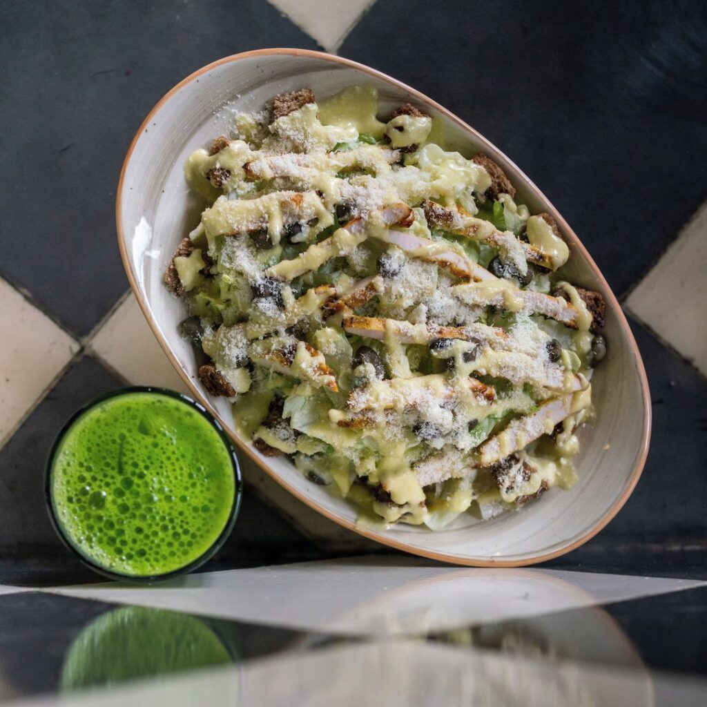 سالاد سزار با کاپاریس و مرغ گریل شده