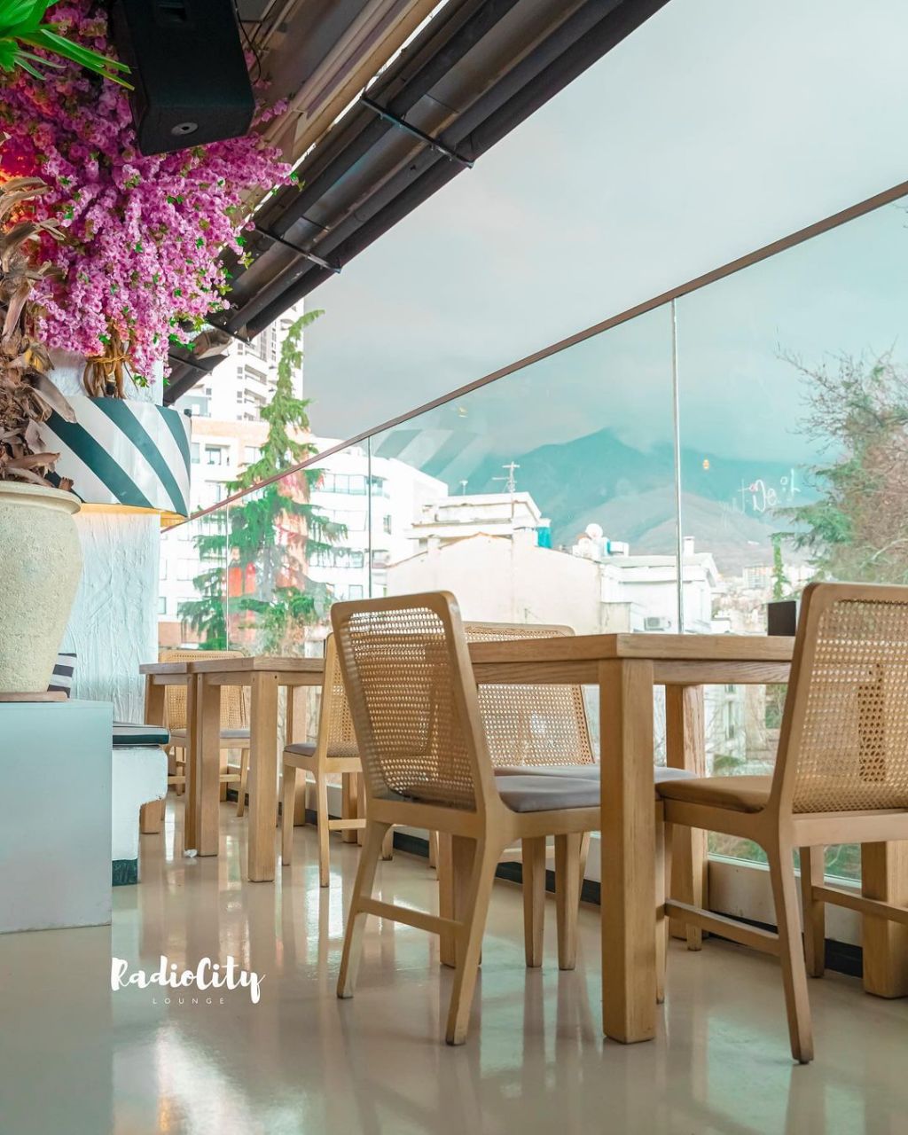 فضای داخلی رستوران رادیوسیتی