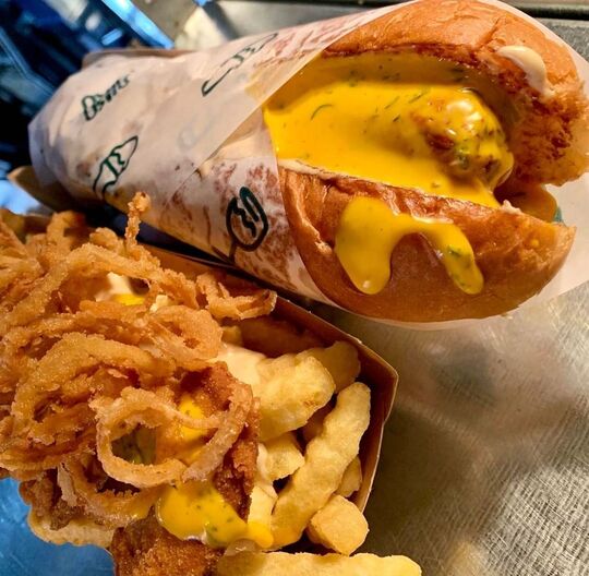 ساندویچ مدداگ در فست فود شیکشک