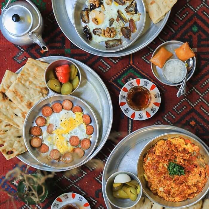 صبحانههای رستوران روحی در مرکز شهر تهران