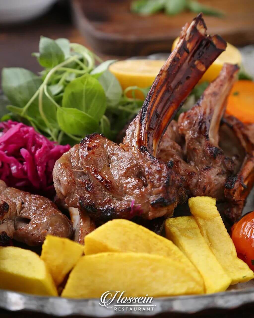 باغ رستوران حسین با انواع غذاهای ایرانی