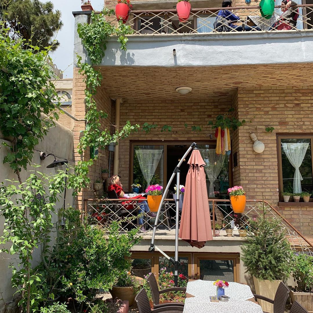 کافه روباز انسو همراه با تجربه سفالگری