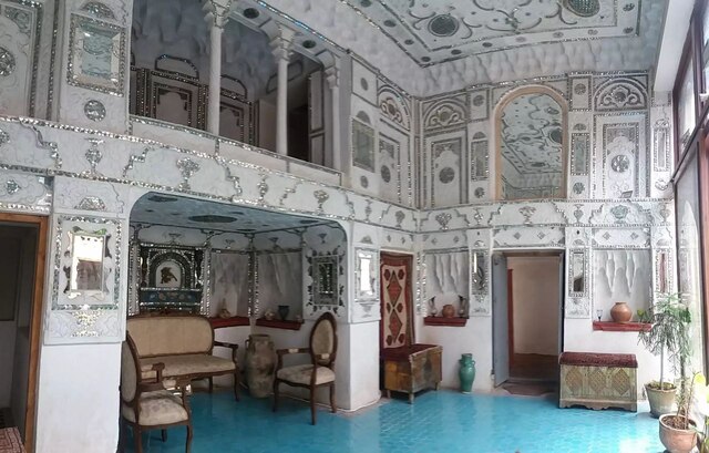 رستوران نون و نمک فخرالملوک در خیابان امین حضور