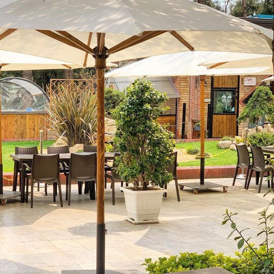 رستوران فضای باز بلوط ازبهترین رستوران هتل های تهران