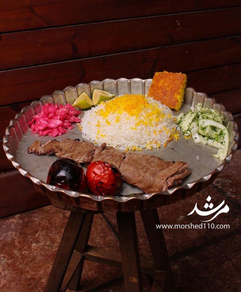 کباب برگ رستوران مرشد در سینی‌های مسی