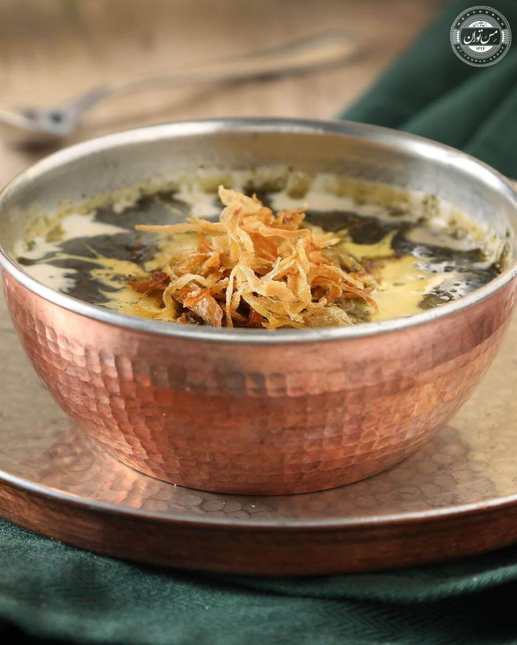 آش رشته از غذاهای ویژه‌ی ماه رمضان