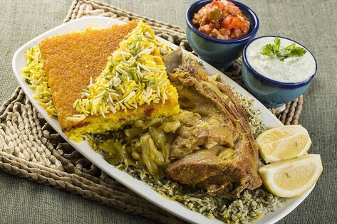 ته چین با گوشت گردن در رستوران مسلم در بازار قدیم تهران