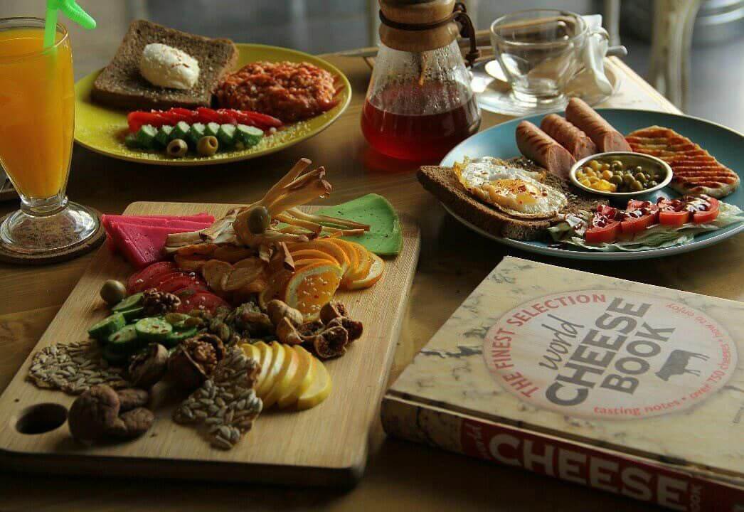 میز صبحانه در خانه پنیر پرچک