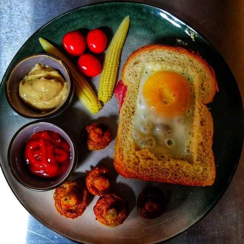 صبحانه انگلیسی کافه آرامش در شرق تهران