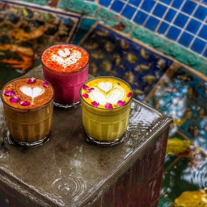 نوشیدنی‌های جذاب کافه کتاب روشنان در شمال تهران