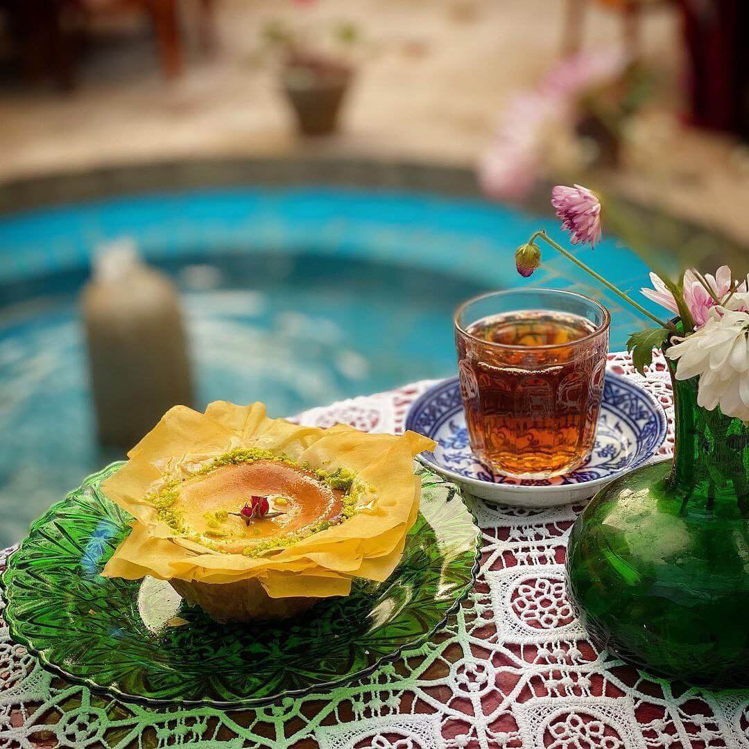 چای و حلوا در کافه نیکو یک کافه دنج تهران