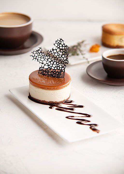 شیرینی در کافه رستوران گارنت در خیابان اندرزگو