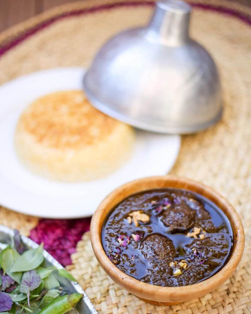 خورشت فسنجان در رستوران بهزاد
