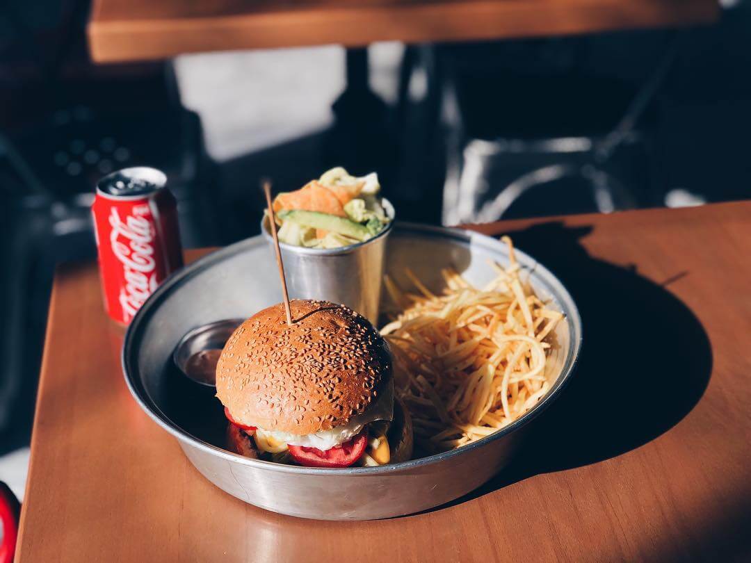 برگرهای رستوران سون بیسترو در خیابان هفت تیر