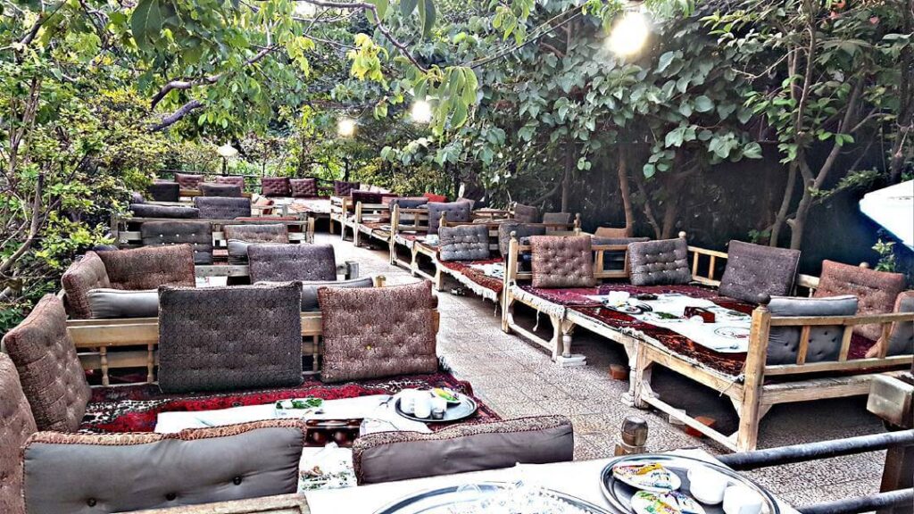 فصای روباز رستوران باغ بهشت