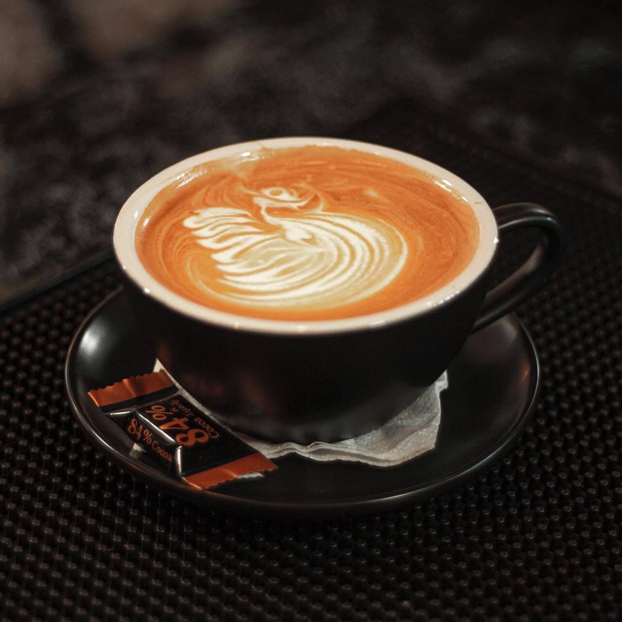 انواع نوشیدنی‌های بر پایه قهوه در کافه بارمان در خیابان فلسطین