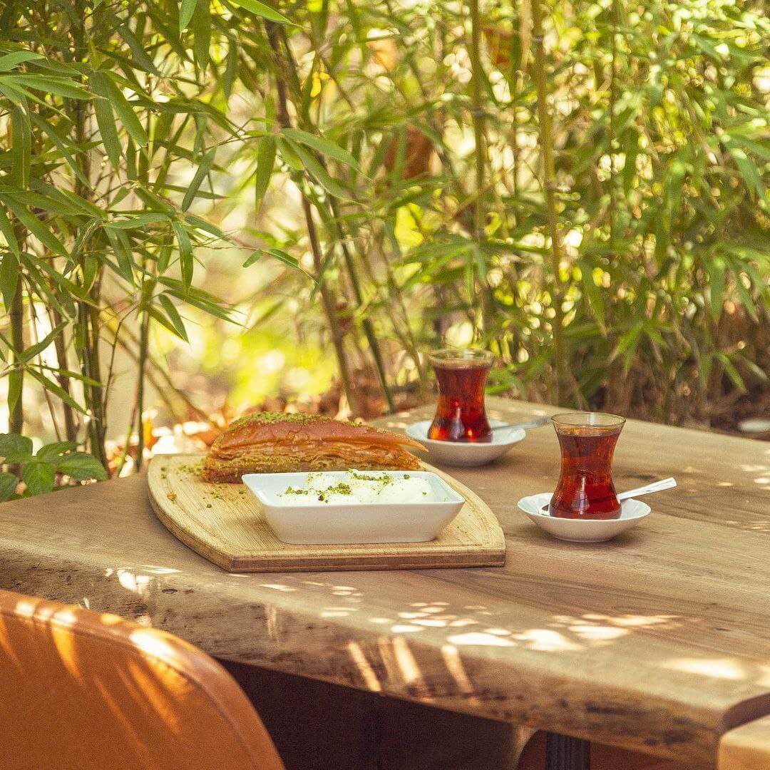 کنوفه و چای در رستوران ترکیه‌ای قصاب از رستوران های معروف خیابان فرشته