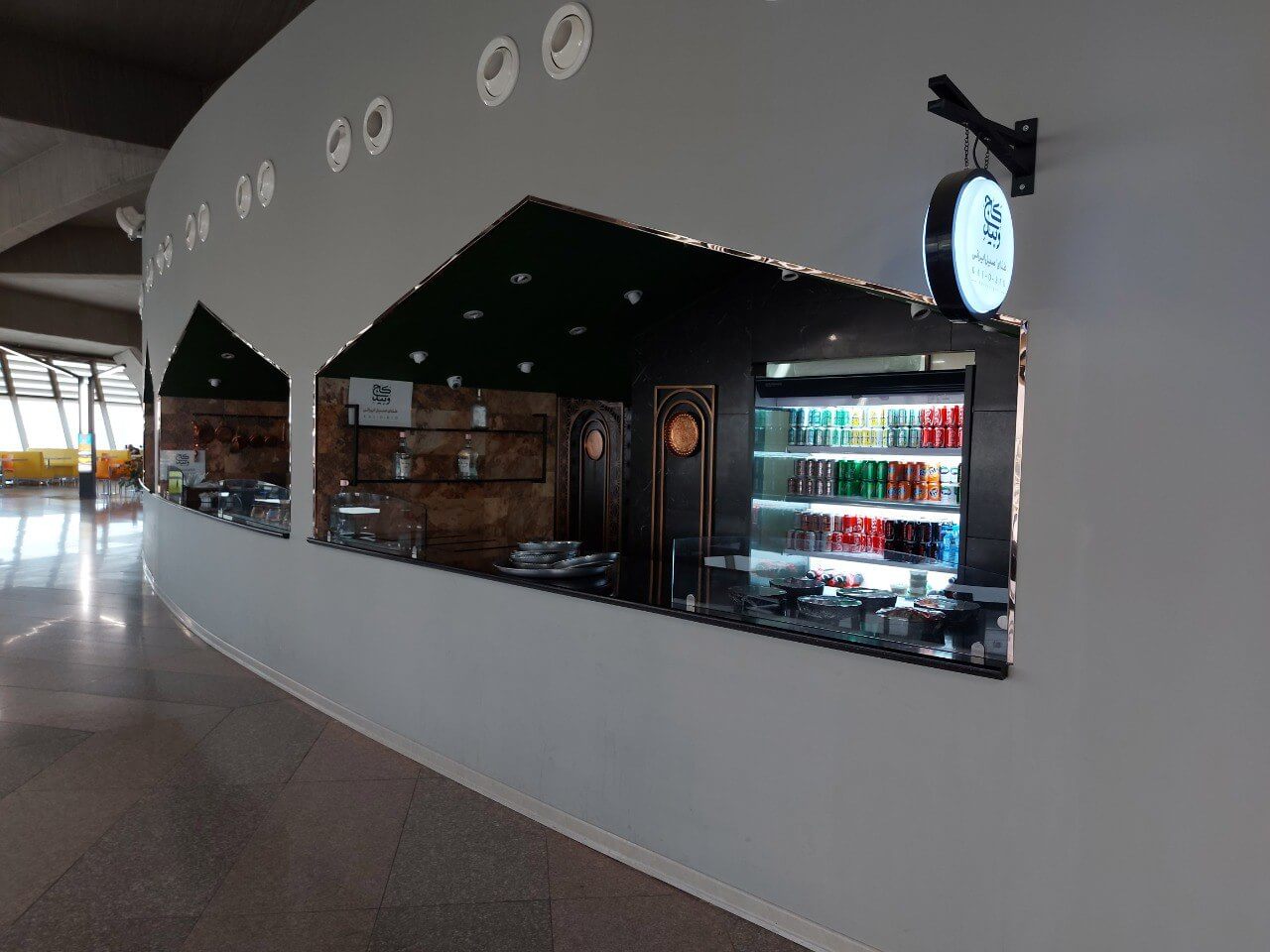 سرو انواع غذاها در دیگ‌ها و ظروف مسی در رستوران کاج و بید فودکورت شهرک غرب