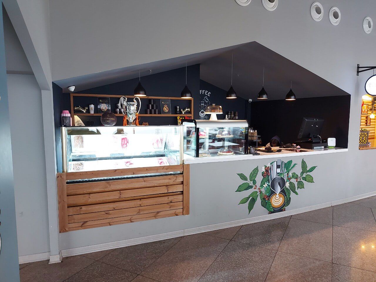 کافه رئال از کافه‌های فودکورت برج میلاد