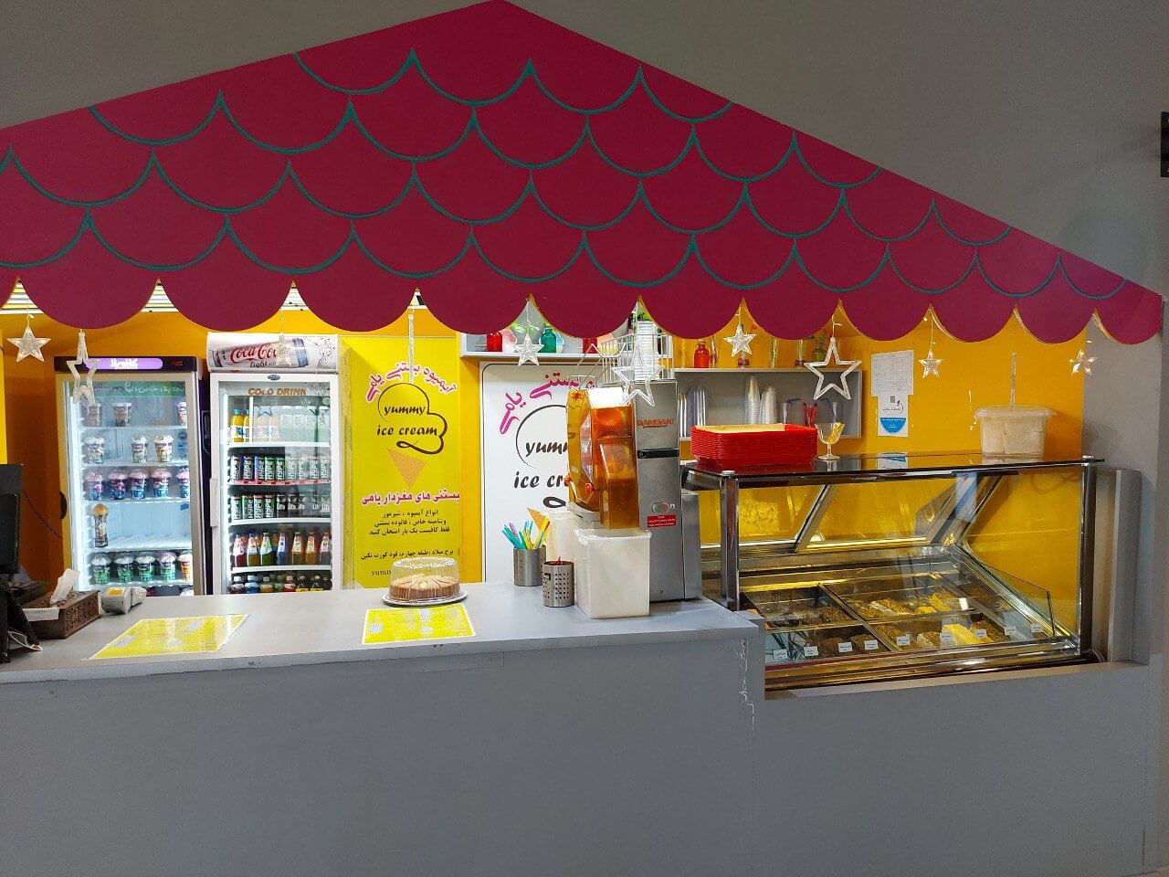 بستی و ابمیوه یامی در فودکورت برج میلاد