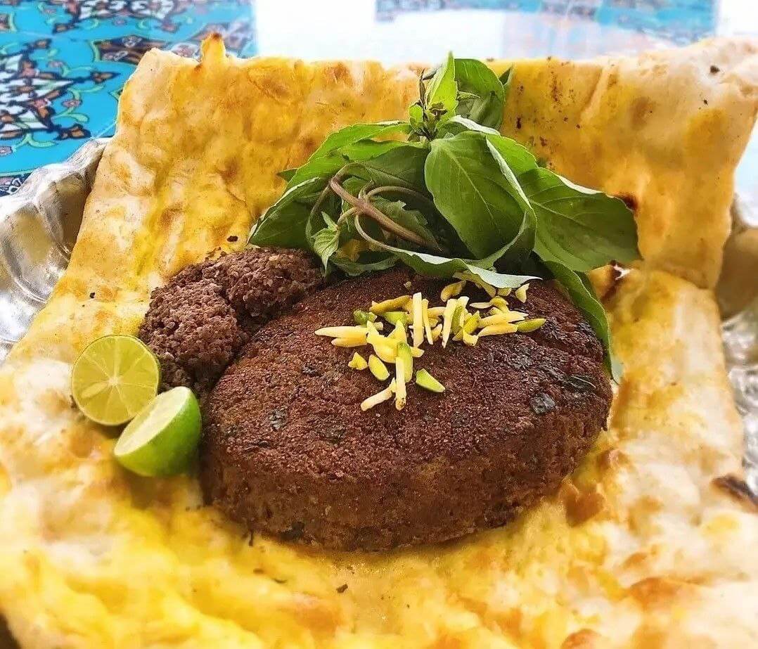 بریونی خان سالار در خیابان غذا تهران