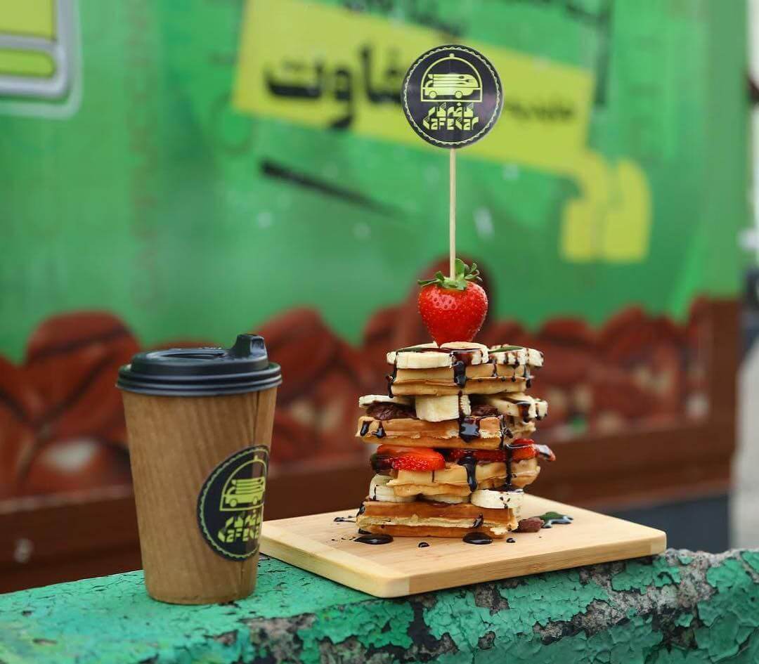 وافل و قهوه در کافه سیار فود تراک