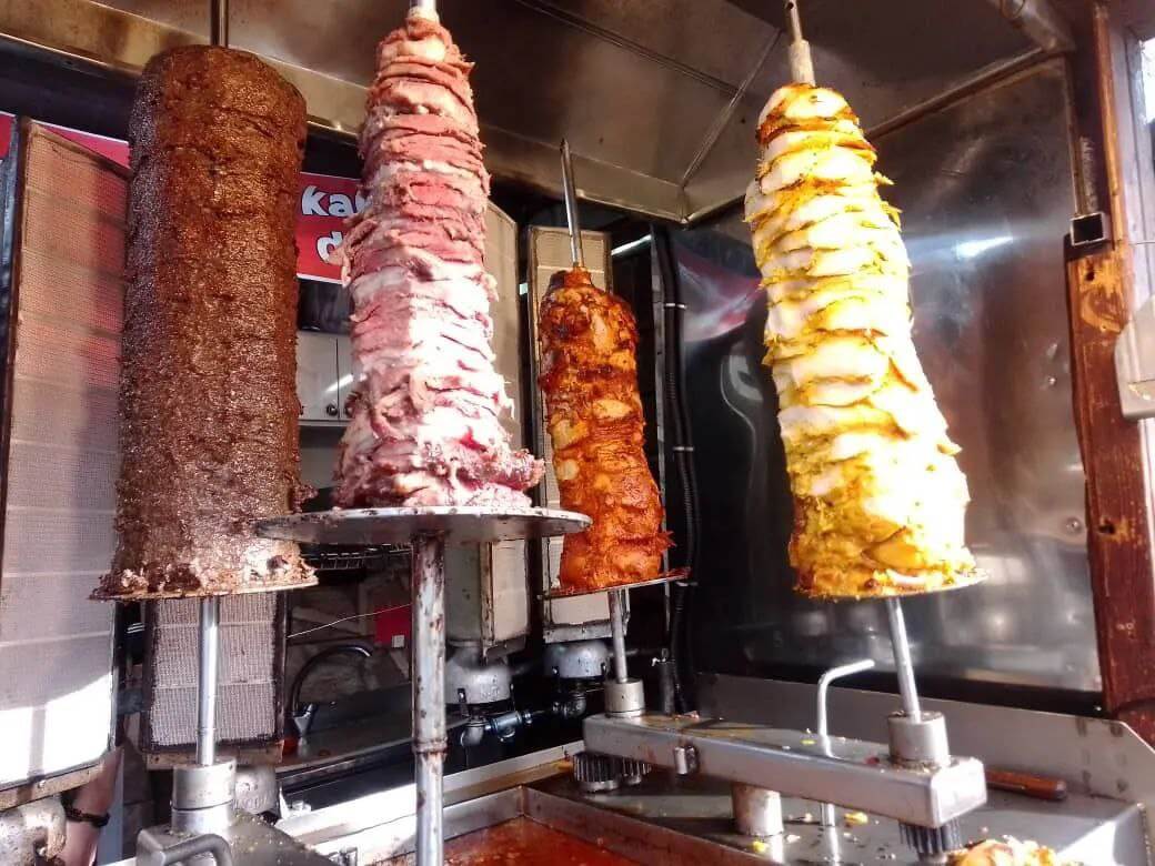 سرو کباب ترکی و لقمههای لول کباب در رستوران لقمه پیچ سی تیر