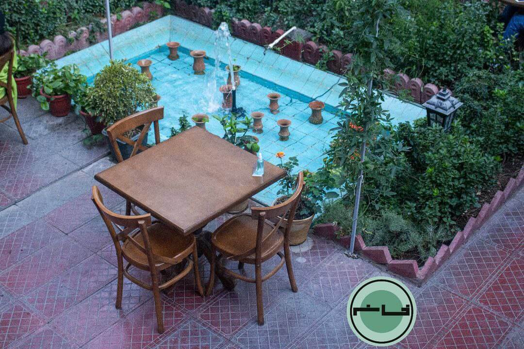 فضای بیرونی کافه رستوران قدیمی آرنوش