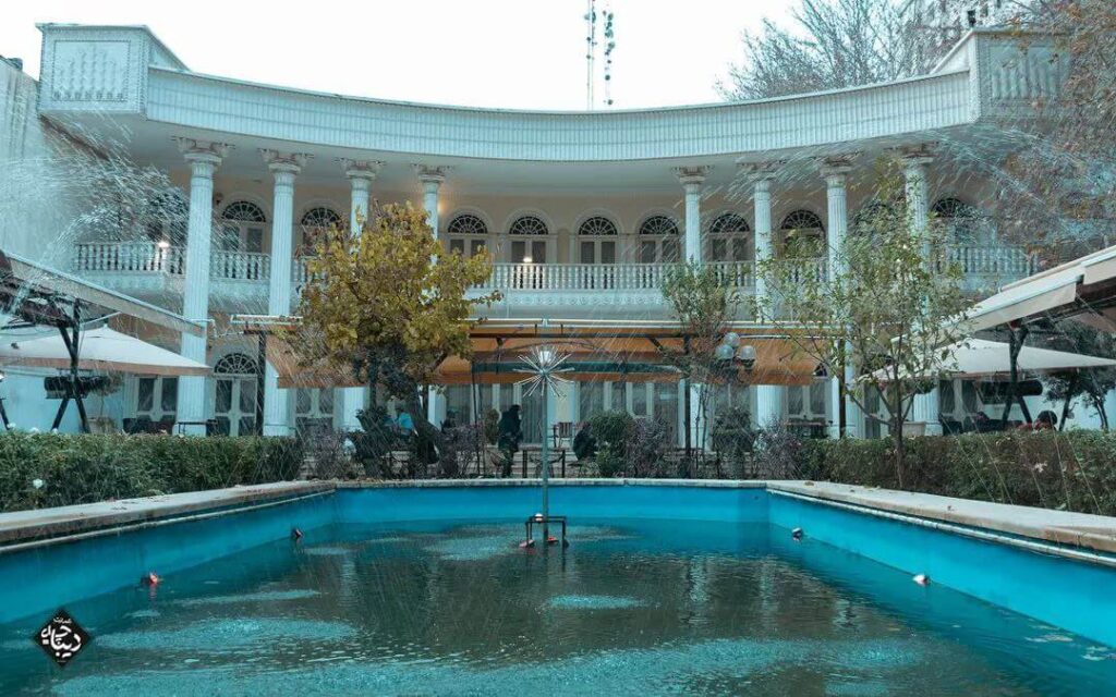 فضای بیرونی رستوران قدیمی عمارت دیباچه