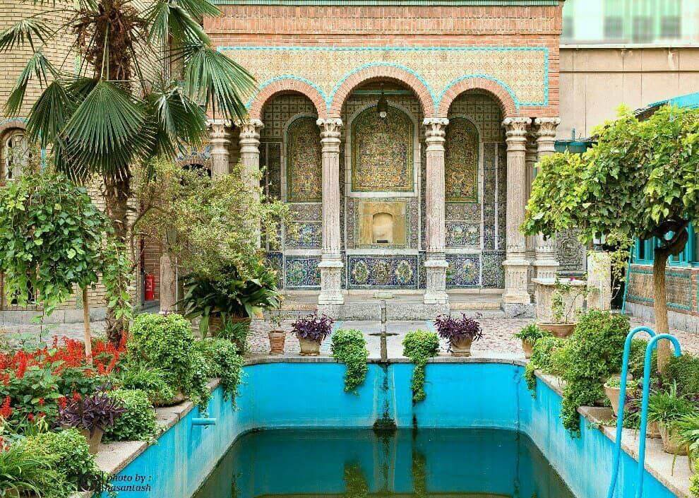 کافه گرین با چشمانداز بینظیری از باغ، استخر و عمارت جذاب موزه