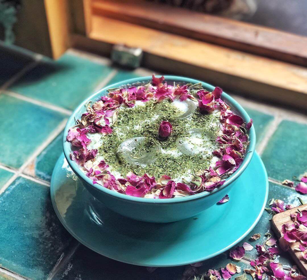 آبدوغخیار در کافه قدیمی مانا