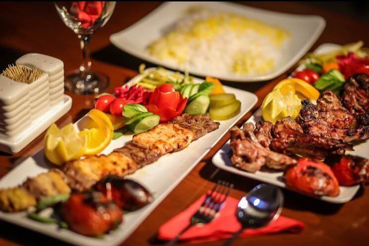 انواع کباب در رستوران مانیا در خیابان حکیمیه