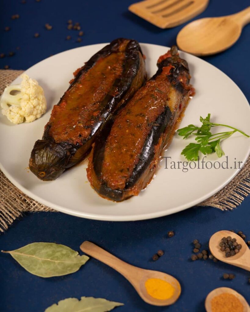 نازخاتون در تهیه غذای ترگل در تهران