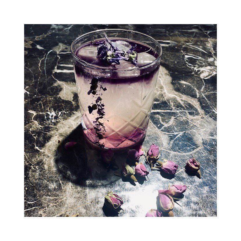 نوشیدنی گل ختمی در کافه ابتدا