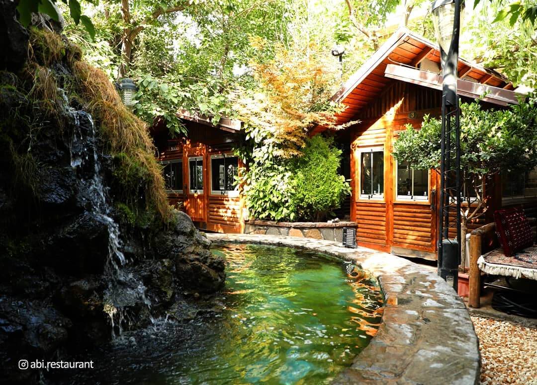 فضای باز رستوران آبی از رستورانهای شهران