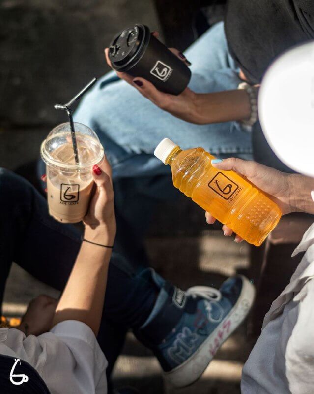 نوشیدنیهای متنوع به ورت بیرونبر در کافه کولی